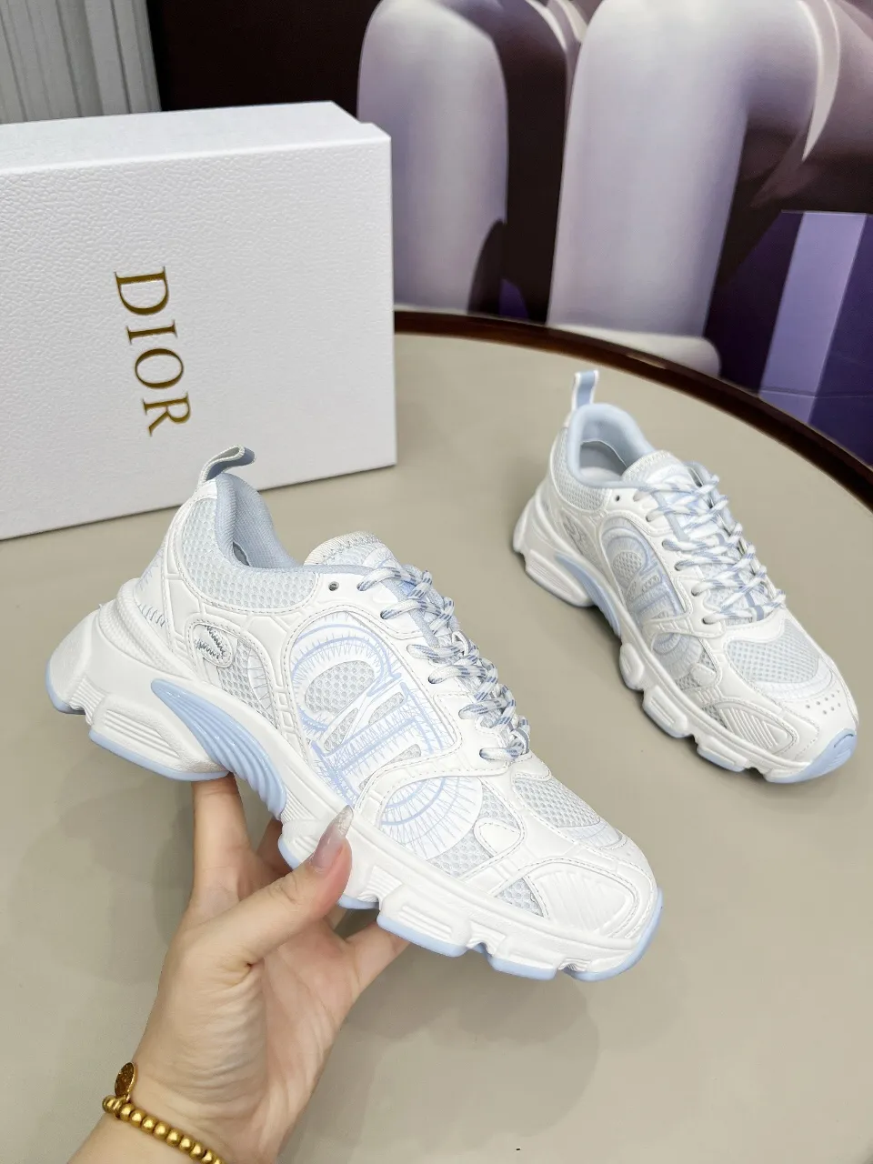 P560🐮🐮The official website of Dijia's new colors has been updated simultaneously [Celebration] This Dior Vibe sneaker incorporates Dior's high-end spirit and reinterprets classic running shoes. White mesh fabric features an Oblique print and is paired with laminated leather-effect panels in gold and silver tones for a contrasting look. It is further embellished with classic details such as 3D effect details, the lucky star symbol on the rear, and the logo on the tongue and rear pull tab. The lightweight sole is embellished with gray stars, complementing a variety of casual or elegant pieces for a modern look. Size: Women’s size 35-41 (35/42 can be customized) Men’s size 40-46 (39/46 can be customized)